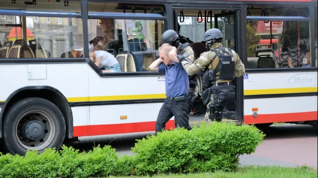 Tczew - Atak terrorystyczny na autobus - negocjacje przed ratuszem