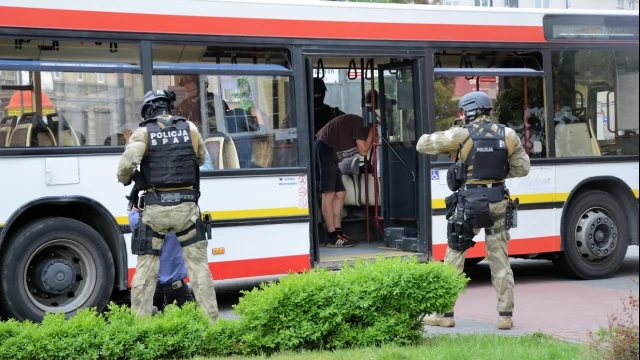 Tczew - Atak terrorystyczny na autobus - negocjacje przed ratuszem