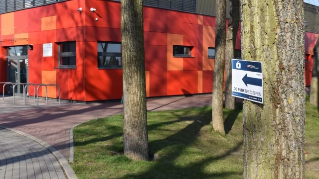 Tczew - Od poniedziałku (26.04) ruszają masowe szczepienia w hali "ósemki"