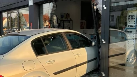 Tczew - Osobówka wjechała w aptekę
