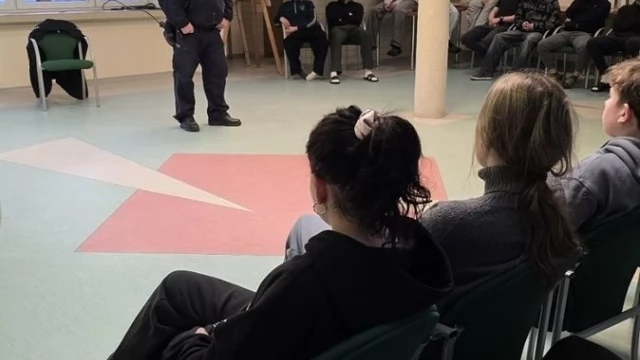 Tczew - Dzielnicowy spotkał się z młodzieżą w internacie. Rozmawiali o uzależnieniach i odpowiedzialności prawnej