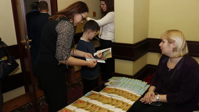 Tczew - Co kryje się "za tęczowymi drzwiami"? Promocja tomiku poetyckiego Zofii Daniel w tczewskiej bibliotece