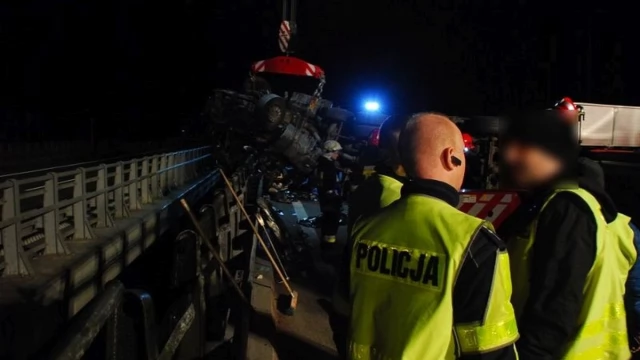 Tczew - Wypadek w Zwierzynku. Kierowca z niewiadomych przyczyn zjechał na pas awaryjny