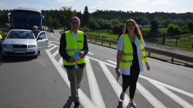 Tczew - Pracownicy inspekcji weterynaryjnej zablokowali dk 22. Walczą o godne płace