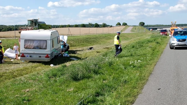 Tczew - Dwa wypadki - kierowca z kempingiem dachował, motocykliście nie ustąpiono pierwszeństwa