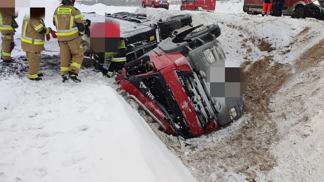 Tczew - DW 224. Ciężarówka wypadła z trasy na przebudowywanym odcinku drogi
