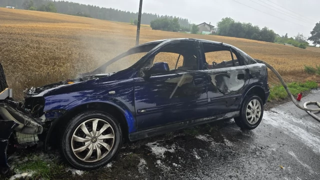 Tczew - Osobówka stanęła w płomieniach, dwie osoby w szpitalu