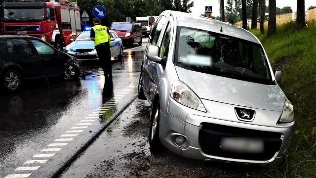 Tczew - Policja wyjaśnia okoliczności wypadku z udziałem 5 aut