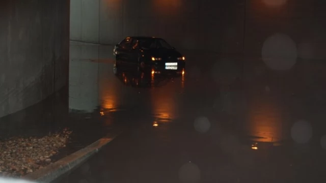 Tczew - Burza z gradobiciem nad Tczewem, w Waćmierku drzewo runęło na samochód