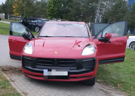 Tczew - Rokitki. Porsche wypadło z drogi