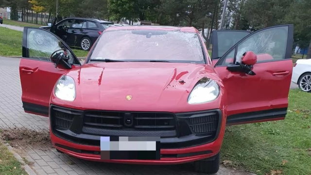 Tczew - Rokitki. Porsche wypadło z drogi