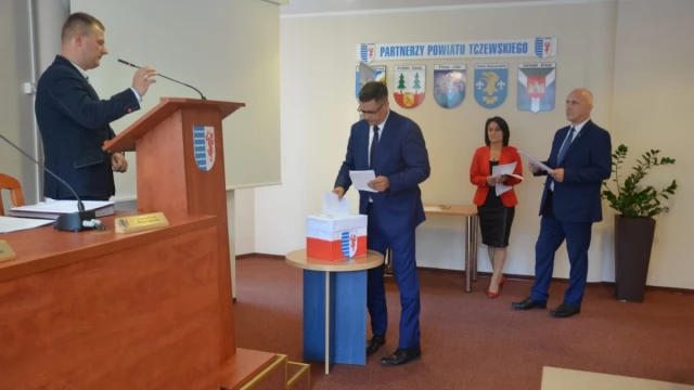 Tczew - Burza na sesji Rady Powiatu. Wicestarosta odwołany, jest już nowy