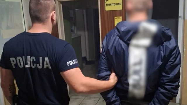 Tczew - Na widok policjantów zaczął się nerwowo zachowywać. W kieszeni spodni zawiniątko...