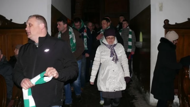 Tczew - Kibice modlili się za ofiary wypadku pod Włocławkiem