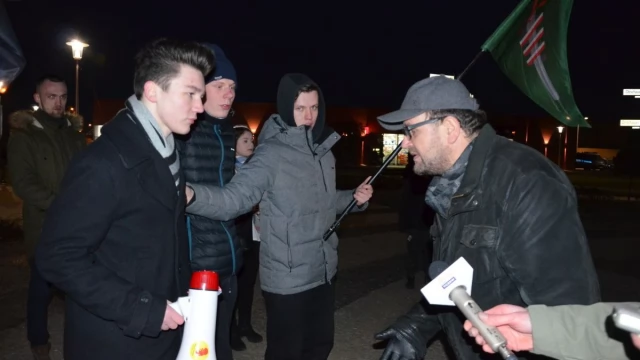 Tczew - Gorąco na Czarnym Proteście. Narodowcy usiłowali zakłócić kobiecą pikietę