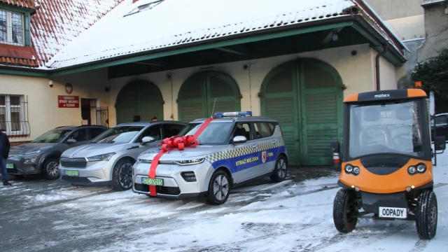Tczew - Elektryczny radiowóz do eko-patroli już w rękach strażników