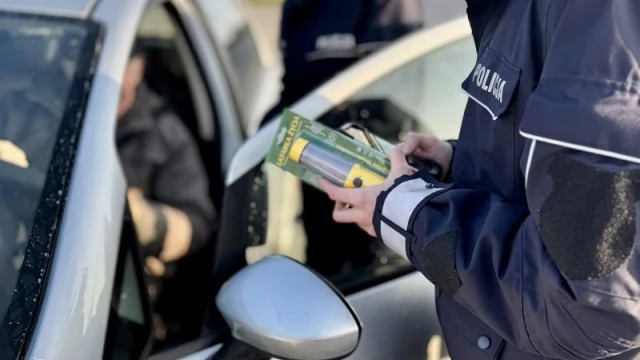 Tczew - Policjanci z tczewskiej drogówki zamienili się w Mikołajów
