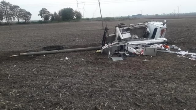 Tczew - Ciężarówka wypadła z drogi. Ruch wahadłowy na drodze 229