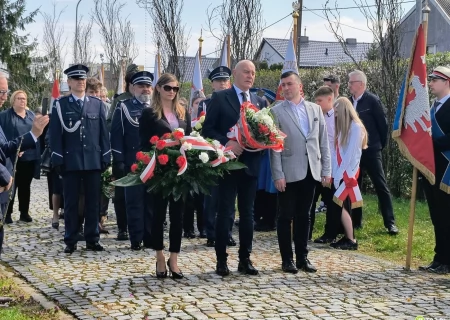 Tczew - "Pamięci nie da się zakopać w dołach". Uczcili pamięć ofiar Katynia