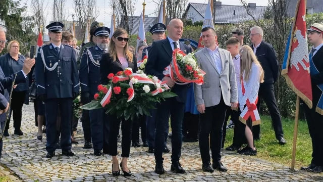 Tczew - "Pamięci nie da się zakopać w dołach". Uczcili pamięć ofiar Katynia