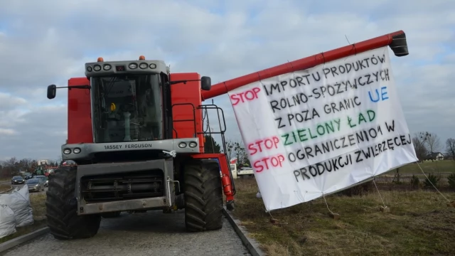 Tczew - Rolnicze miasteczko na rondzie w Czarlinie. Jest nawet trumna [WIDEO]