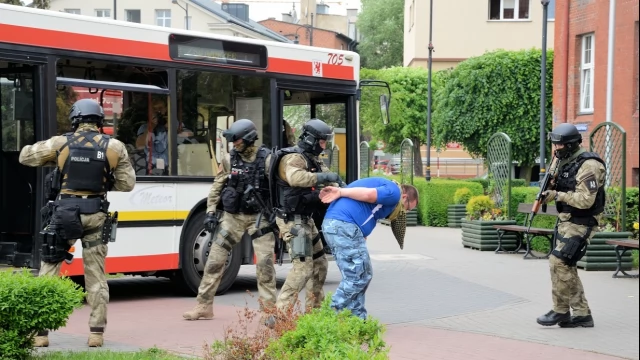 Tczew - Atak terrorystyczny na autobus - negocjacje przed ratuszem