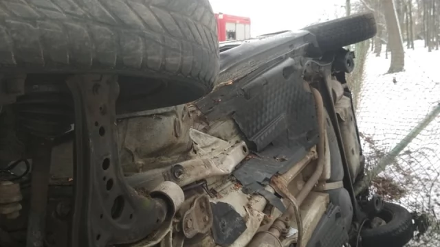 Tczew - Groźny wypadek w Stanisławiu. Auto oplotło się wokół drzewa