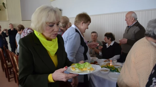 Tczew - Starsi i samotni zasiedli przy wielkanocnym stole
