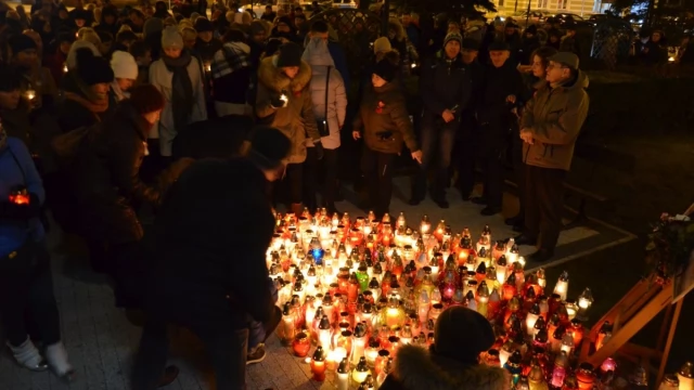 Tczew - Wybrzmiał dźwięk ciszy. Tczewianie pożegnali Pawła Adamowicza