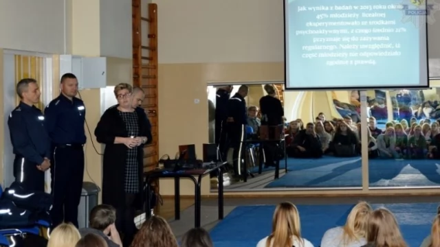 Tczew - Narkotyki, dopalacze, środki odurzające - policja uświadamiała młodzież o zagrożeniach