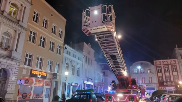 Tczew - Pożar na placu Hallera! Trzy osoby trafiły do szpitala [FOTO, WIDEO]