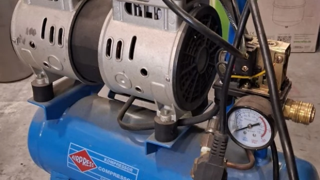 Tczew - Kompresor bezolejowy Airpess L 6 - 105 SILENT 105L/M