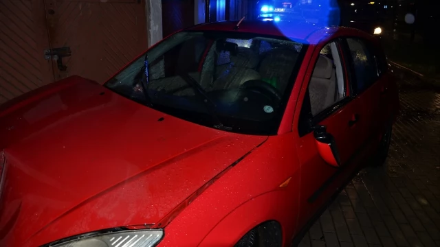Tczew - Szaleńcza jazda - wjechał w budynek, wcześniej spowodował dwie kolizje. 22-latek był pijany i nie miał uprawnień!