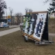 Tczew - Przyczepka z reklamą na skwerze. Stanęła tam bezprawnie