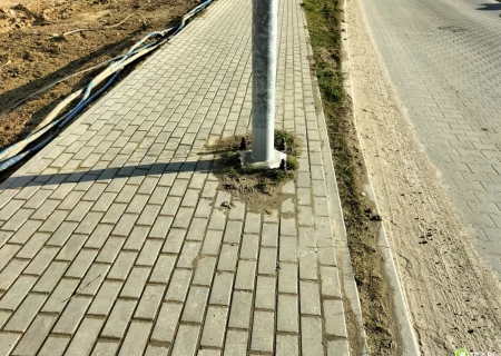 Tczew - Pomniejszone chodniki przez lampy w Rokitkach