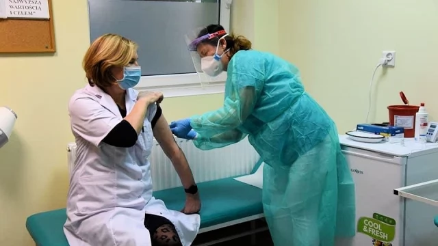 Tczew - Ruszyły szczepienia przeciwko COVID-19. Na Pomorzu pierwsza pielęgniarka epidemiologiczna