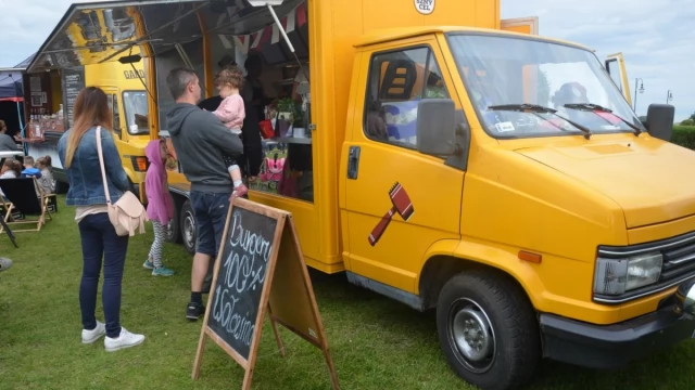 Tczew - Zlot foodtrucków - bulwar zmienił się w wielką restaurację