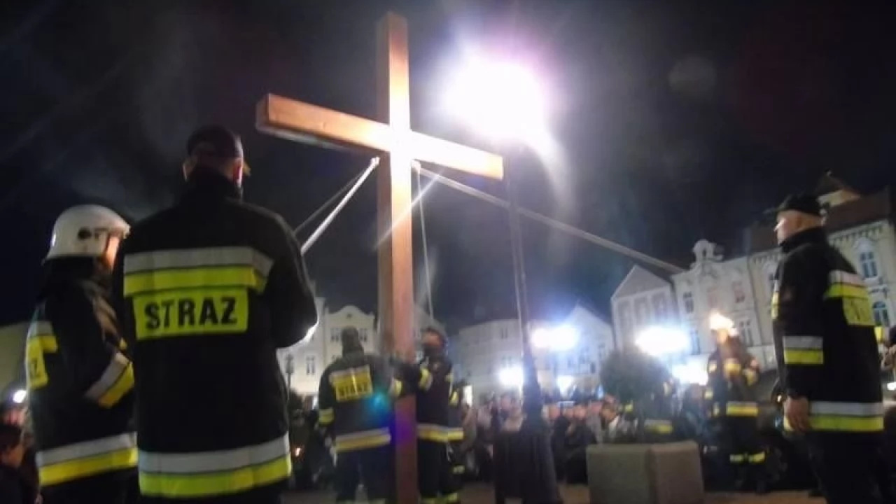 Tczew - Droga krzyżowa na Starym Mieście. Tłumy tczewian na ulicach