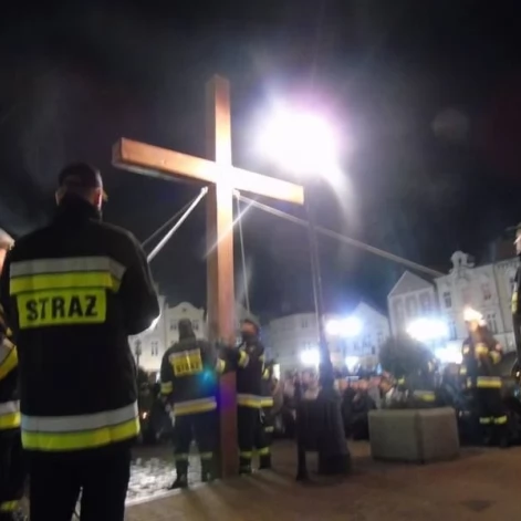 Tczew - Droga krzyżowa na Starym Mieście. Tłumy tczewian na ulicach