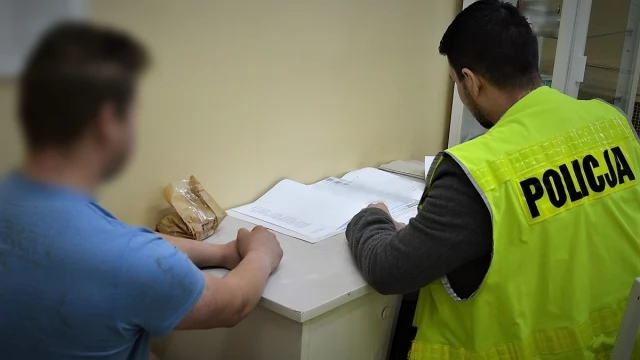 Tczew - Wszczął awanturę podczas wizyty u znajomych i znieważył policjantów. 23-latek miał 3,5 promila...