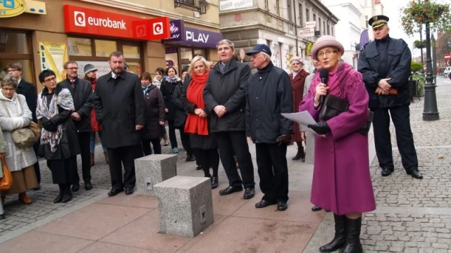 Tczew - Na Starym Mieście stanęła ławeczka z wizerunkiem Romana Landowskiego