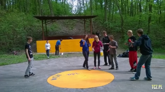 Tczew - Gniewscy gimnazjaliści odnowili scenę w parku miejskim