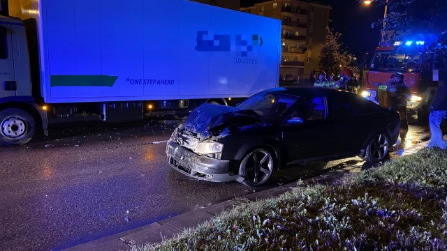 Tczew - Kolizja z udziałem ciężarówki i osobówki na Armii Krajowej