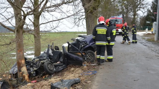 Tczew - Wypadek w Narkowach. Ranna osoba uwięziona w aucie
