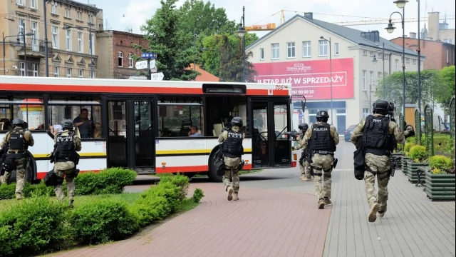 Tczew - Atak terrorystyczny na autobus - negocjacje przed ratuszem