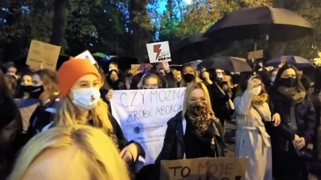 Tczew - Tłumy na ulicach Tczewa. Protest przeciw decyzji TK #PiekłoKobiet