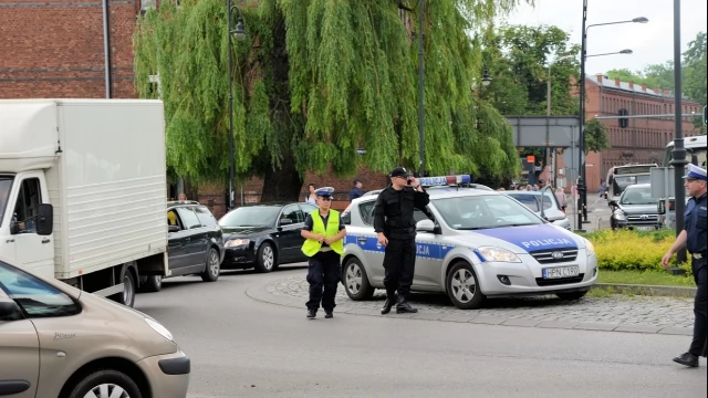 Tczew - Atak terrorystyczny na autobus - negocjacje przed ratuszem