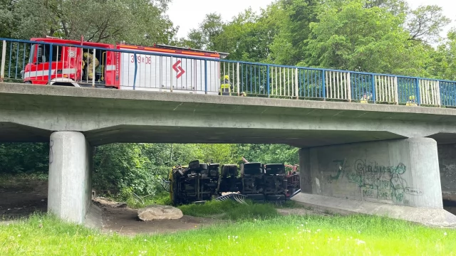 Tczew - Kolbudy - ciężarówka spadła z mostu. Na pomoc specjalna grupa z Tczewa