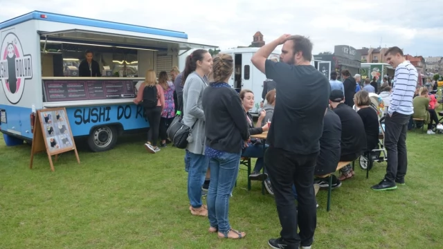 Tczew - Zlot foodtrucków - bulwar zmienił się w wielką restaurację