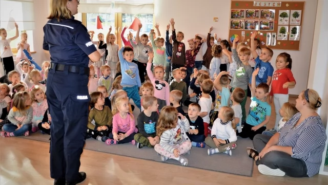Tczew - Policjantka spotkała się z przedszkolakami